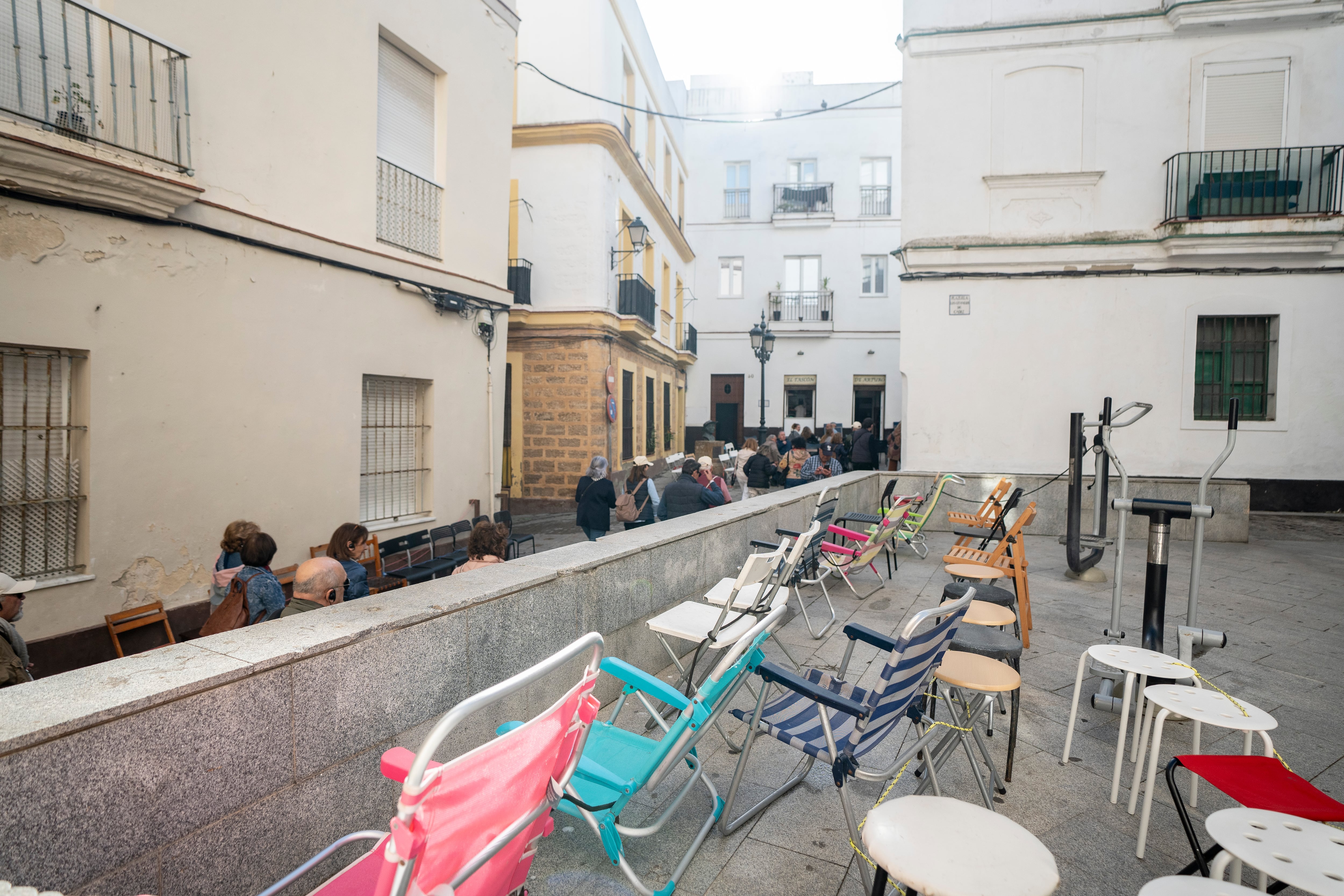 Sillas colocadas una semana antes de la salida del cortejo del Nazareno de Santa María en las calles del barrio. Foto Fernando Ruso