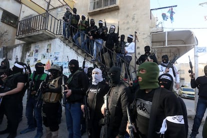 Miembros de las Brigadas de los Mártires de Al Aqsa, brazo armado de Fatah, con sus armas, el 1 de marzo de 2016 en el campo de refugiados de Balata (Nablús, Cisjordania).
