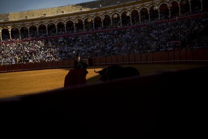 Morante, en plena faena, en la tarde soleada de la capital andaluza.