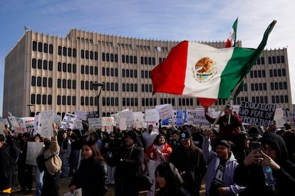 Manifestantes contra las redadas de ICE se reúnen frente al Departamento de Educación del Estado en Oklahoma, el 28 de enero.