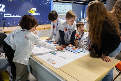 Un grupo de niños y niñas participan en el 'bootcamp' de Ellas Hablan CódigoIA organizado por CodeAI en Fundación Telefónica, durante la última semana de junio y la primera de julio de 2026.