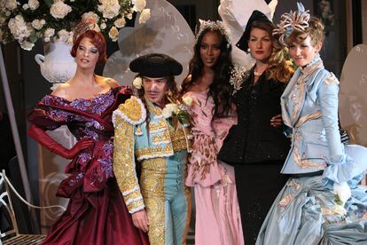 Para preparar su colección alta-costura otoño-invierno 2007/08 para Dior, Galliano recorrió los principales talleres de moda flamenca de Sevilla.