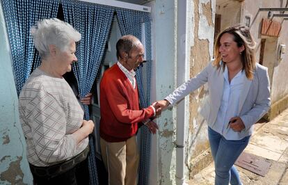 Virginia Calvete visita a dos de sus vecinos en Fuentes de Valdepero.