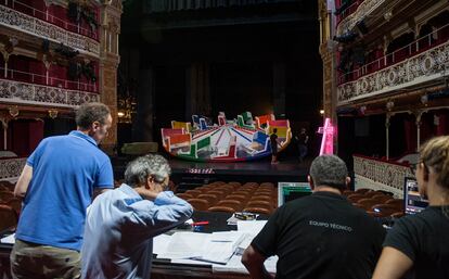 Tcnicos del Teatro de la Comedia durante un ensayo de la obra 'El gran mercado del mundo', de Caldern, en 2019.