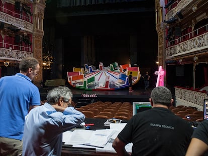 Técnicos del Teatro de la Comedia durante un ensayo de la obra 'El gran mercado del mundo', de Calderón, en 2019.