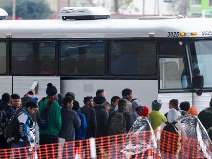 Migrantes se preparan para entrar a un autobús en Eagle Pass, Texas, el 21 de diciembre de 2023.