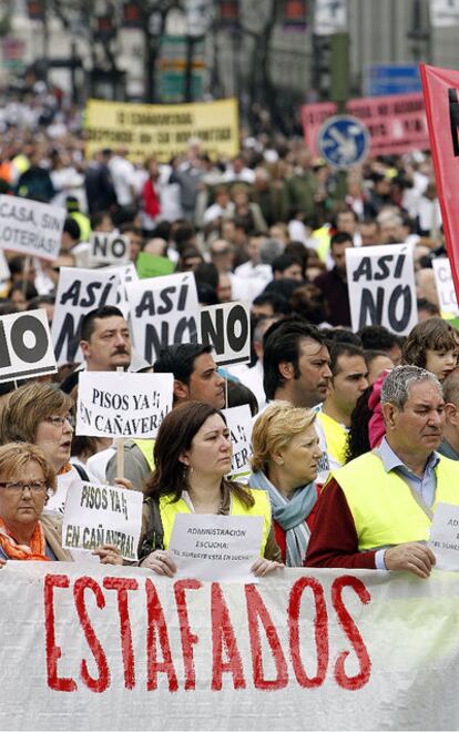 Manifestación de cooperativistas de viviendas por el centro de Madrid.