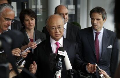 El director general del OIEA, Yukiya Amano, (en el centro) habla a la prensa congregada en el aeropuerto de Viena, despu&eacute;s de su visita a Ir&aacute;n.