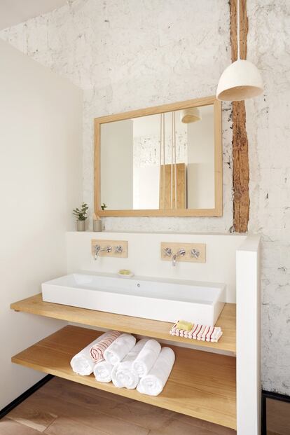 Detalle de un baño, en el que se
han conservado la pared y las
vigas de madera originales.
