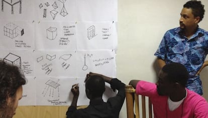 DK Osseo-Asare, de frente, durante el proceso creativo para el dise&ntilde;o del espacio de fabricaci&oacute;n