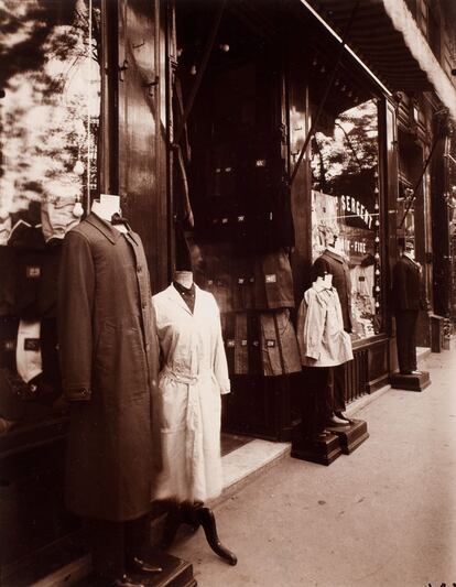 <i>Avenue des Gobelins,</i> 1926. George Eastman House © Eugène Atget / Álbum de Man Ray /George Eastman House.