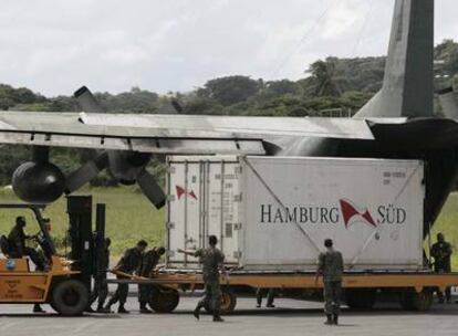 Un avión brasileño carga un contenedor con 21 cuerpos recuperados.
