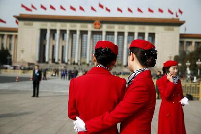 Azafatas esperan en la plaza de Tiananmen antes de la sesión de apertura de la Asamblea Popular Nacional (APN), el 5 de marzo.