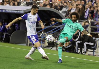 El centrocampista portugués del Real Zaragoza André Filipe Pereira (i) lucha con el brasileño Marcelo, del Real Madrid.