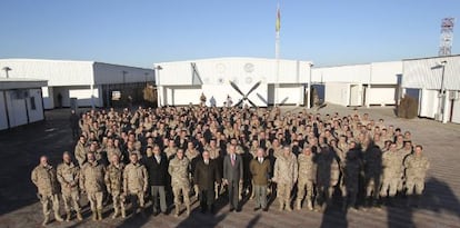 El ministro de Defensa, Pedro Moren&eacute;s (con traje), junto a los soldados espa&ntilde;oles desplegados en la base de Herat, en Afganist&aacute;n.