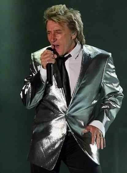 Rod Stewart cantará en el 60 cumpleaños del príncipe de Gales, que se celebra a lo largo de toda la semana con una serie de actos y festejos, que culminarán el sábado, día siguiente al del cumpleaños, con una gran fiesta privada a la que asistirán numerosos amigos y familiares, entre ellos los dos hijos de Carlos de Inglaterra, los príncipes Guillermo y Enrique, y sus novias. Rod Stewart, que ha renunciado a cobrar el millón de libras (1,25 de euros) que ingresa por sus actuaciones, cantará <i>You Wear it Well</i> y <i>Maggie May</i>. El cantante es uno de los músicos favoritos de Camilla.