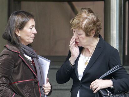 Las magistradas Teresa Palacios y Ángela Murillo, ayer frente a la Audiencia Nacional.
