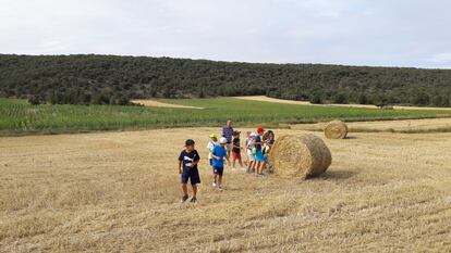 Acercarse a las explotaciones agrícolas de los pueblos nos da muchas claves para entender el mundo rural. En la imagen niños del pueblo escuela de Abioncillo investigan la tierra y una explotación agrícola.