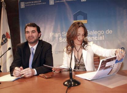 El vicepresidente de la Xunta y la consejera de Vivenda durante la presentación del Plan Sectorial de Vivenda Protegida.