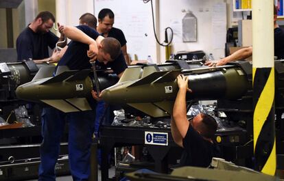 Dos patrullas compuestas cada una por dos aviones Rafale llevaron a cabo esas misiones en apoyo de las fuerzas iraquíes, informó el Estado Mayor del Ejército francés en un comunicado. En la imagen, marines franceses preparan misiles.