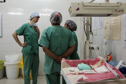 En Pakistán, uno de cada 22 bebés muere durante su primer mes de vida, la tasa de mortalidad neonatal más alta del mundo. Y a esa estadística preocupante hay que añadirle los bebés que nacen muertos. Médicos Sin Fronteras (MSF) presta servicios de cuidados maternos e infantiles en Peshawar, en la región de Khyber Pakhtunkhwa (en la frontera con Afganistán) y en los distritos de Quetta, Chaman, Timergara, Jaffarabad y Naseerabad.