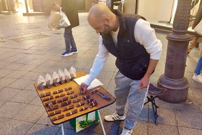 Manuel Ordóñez colocando el género