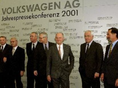 Pischetsrieder (derecha) y Piëch (tercero desde la derecha), junto a otros ejecutivos ayer en Wolfsburg.