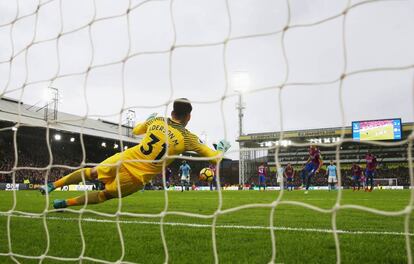 Ederson detiene el lanzamiento de penalti de Luka Milivojevic.