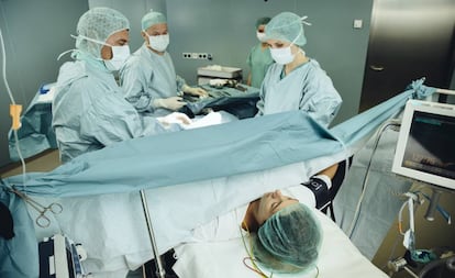 Una mujer da a luz en un hospital.