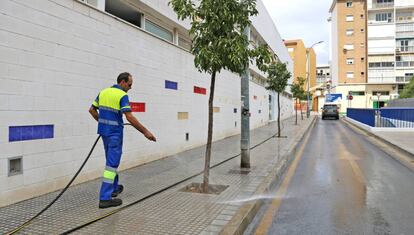 Un trabajador limpia las calles en M&aacute;laga. 