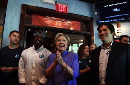Hillary Clinton habla con sus seguidores en un bar de Miami, Florida, el 30 de octubre.