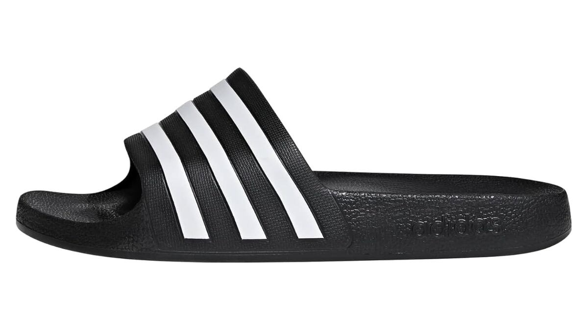 De estética sencilla, cuenta con el sello distintito de Adidas.