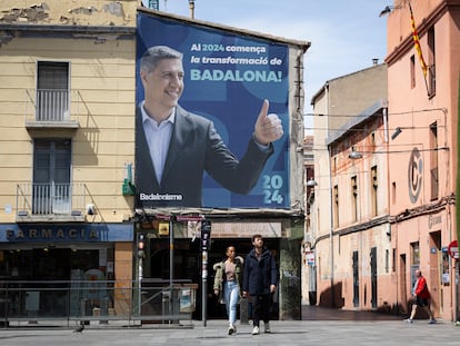 La plaza de la Vila de Badalona con una gigantografía del alcalde Albiol, en una fotografía de archivo.