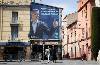 La plaza de la Vila de Badalona, con una gigantografia del alcalde Albiol.