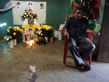 Ezequiel Mora, padre del estudiante cuyos restos han sido identificados, durante la vigilia por su hijo en Tecuanapa (Guerrero).