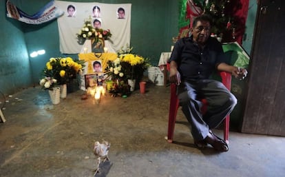 Ezequiel Mora, padre del estudiante cuyos restos han sido identificados, durante la vigilia por su hijo en Tecuanapa (Guerrero).