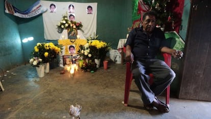 Ezequiel Mora, father of a trainee teacher whose remains have been identified, at his son's wake in Tecuanapa (Guerrero).