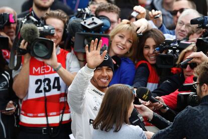 Hamilton saluda a los aficionados en Montmeló, durante un receso de los entrenamientos.