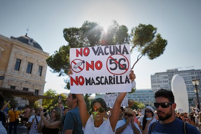 Manifestación contra el uso obligatorio de mascarillas en la plaza de Colón de Madrid.