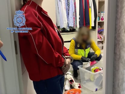 En primer plano, una de las investigadas en la trama de la cocaína en la Sierra de Cádiz, durante el registro de la Policía Nacional en su vivienda en Jerez (Cádiz).