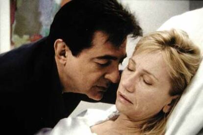 Kathy Baker con Joe Mantegna, en un fotograma de <i>Nine lives.</i>