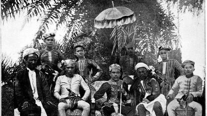 El sultán de Joló, Mohamed Jamad al Alam, en el centro de la foto.