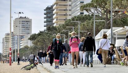 El passeig Marítim de Platja d'Aro, molt transitat aquest diumenge.