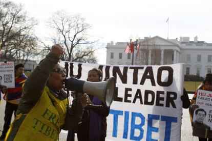 Un tibetano protesta frente a la Casa Blanca por la visita del presidente chino, Hu Jintao.
