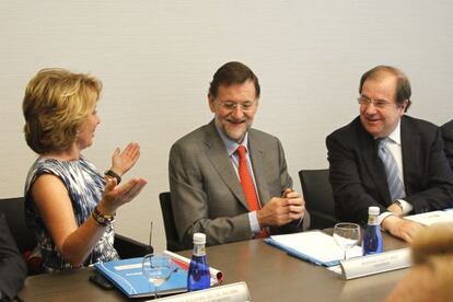 Mariano Rajoy, junto a Esperanza Aguirre y Juan Vicente Herrera, durante la reunión con los presidentes de las comunidades gobernadas por el PP