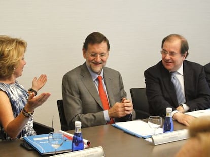 Mariano Rajoy, junto a Esperanza Aguirre y Juan Vicente Herrera, durante la reunión con los presidentes de las comunidades gobernadas por el PP