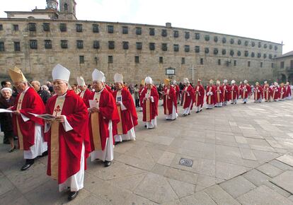 Los obispos españoles en la plaza de la Quintana durante la peregrinación de la Conferencia Episcopal Española, el miércoles en Santiago.