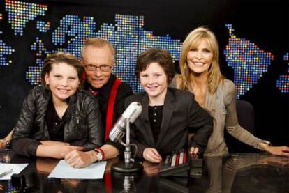 Larry King, con su actual esposa y los hijos de ambos en la última edición de su programa en la CNN.