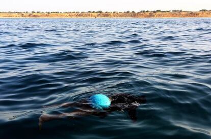 El cuerpo de una de las víctimas del naufragio flota en el agua, el viernes en la costa libia.