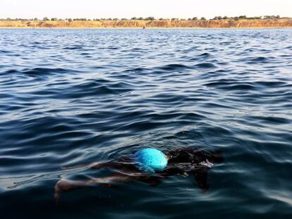 El cuerpo de una de las v&iacute;ctimas del naufragio flota en el agua, el viernes en la costa libia.